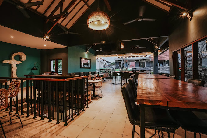 Frankie's Bar and Grill