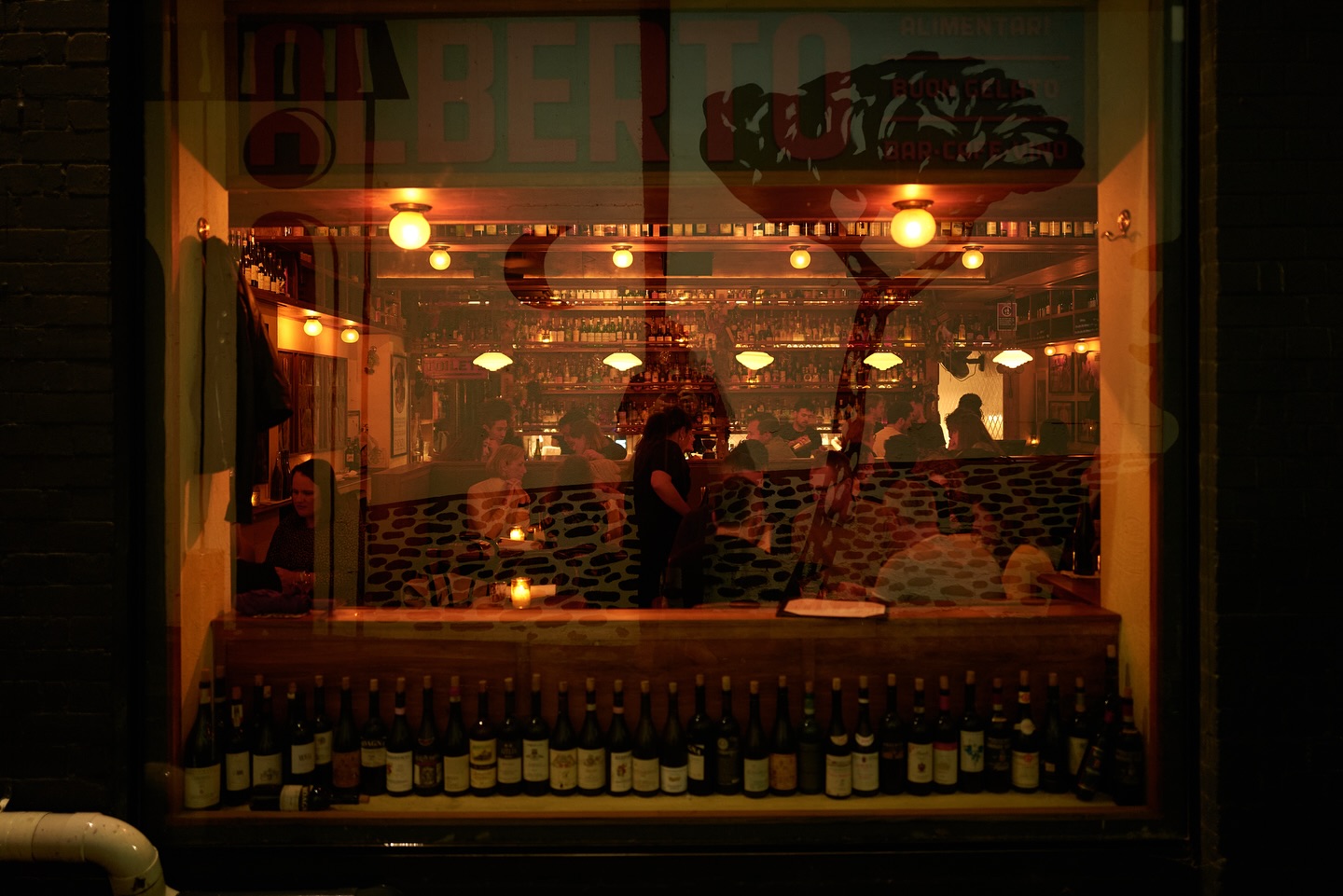Alberto's Lounge