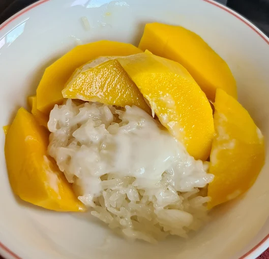 Pa Lek-Pa Yai mango sticky rice (ข้าวเหนียวมะม่วงป้าเล็ก-ป้าใหญ่)