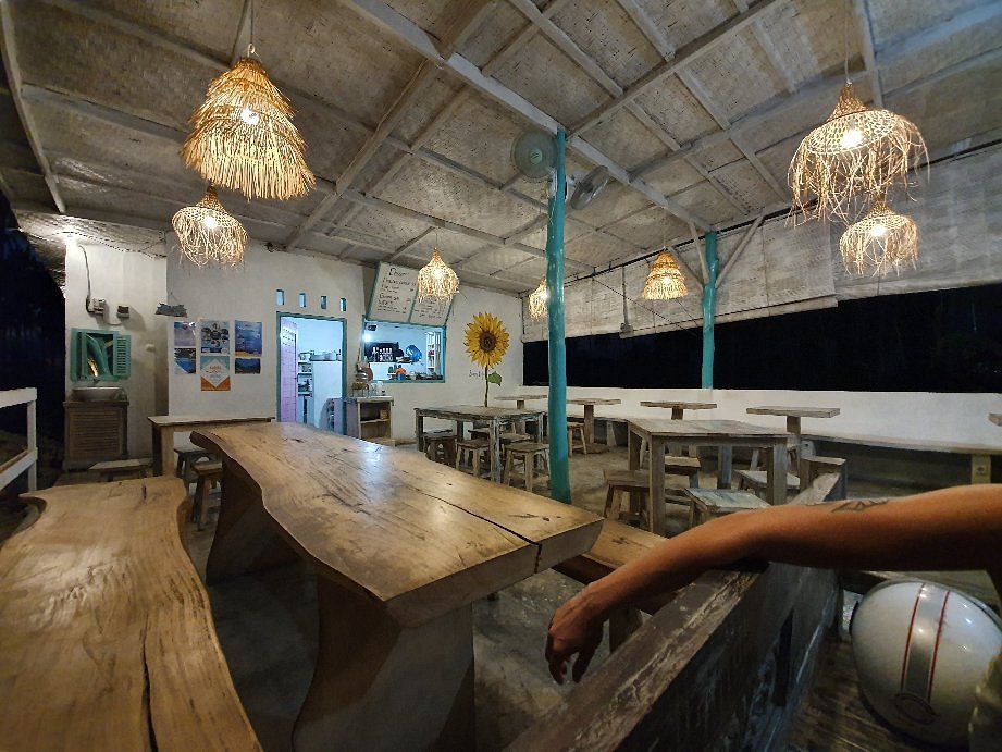 Sunny cafe penida