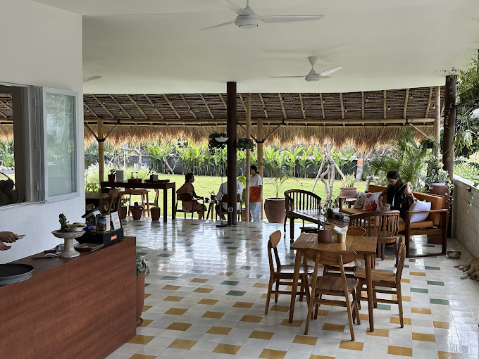 Mamada's Cafe & Bakery
