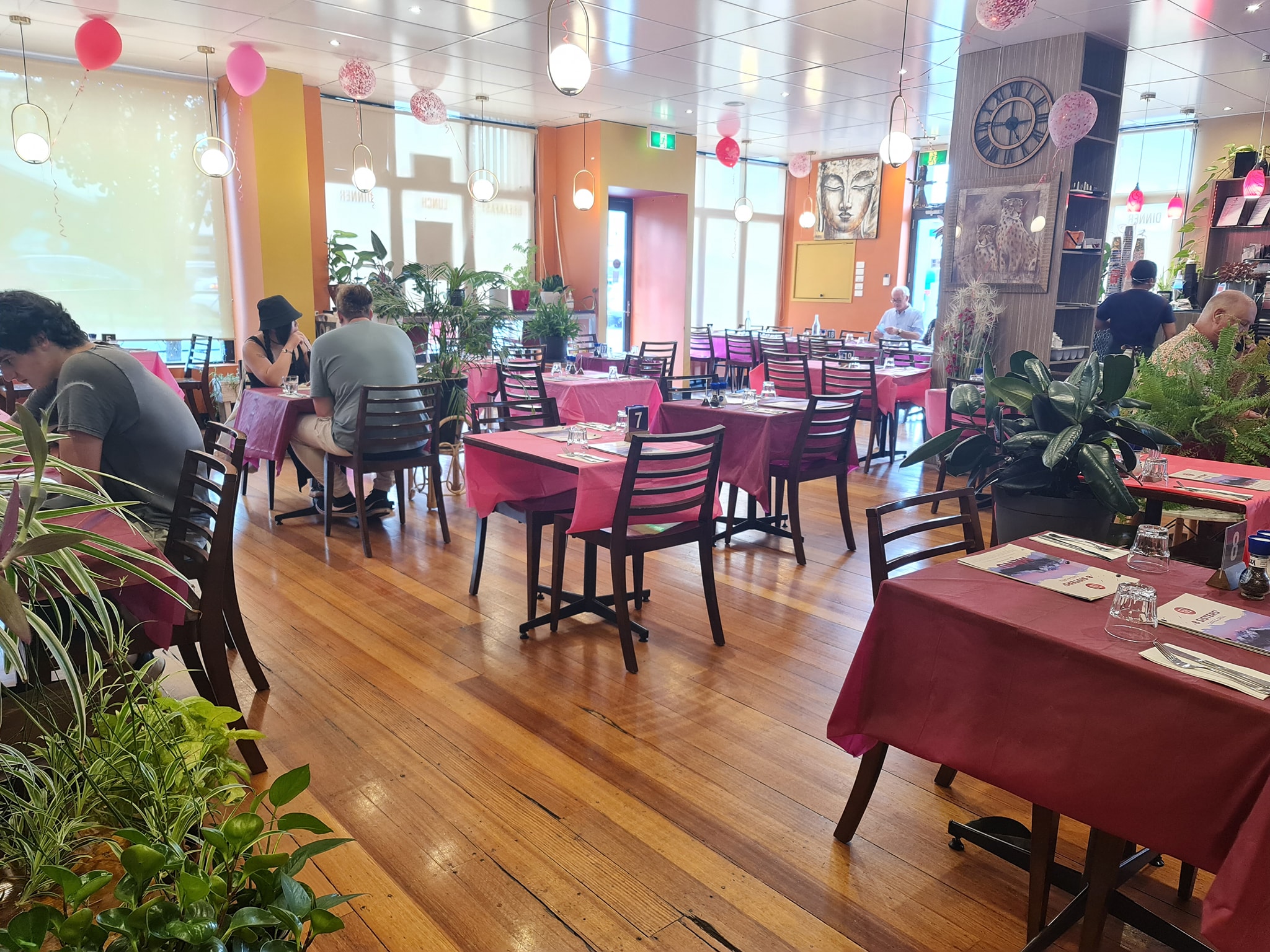 8 Sisters Cafe & Grill