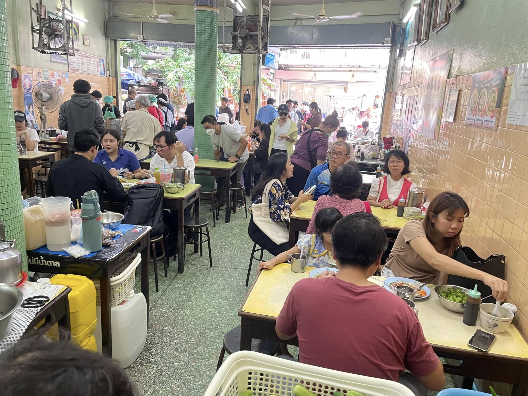 Khao Moo Daeng Si Morakot
