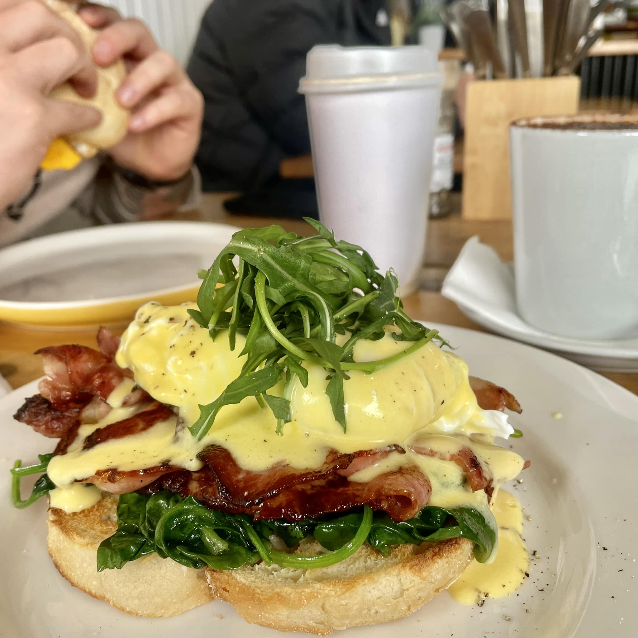 2BusieBees Café