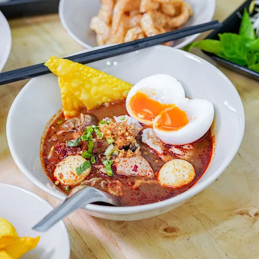 ก๋วยเตี๋ยวเรือแม่พลอย (Mae Ploy Boat Noodles)