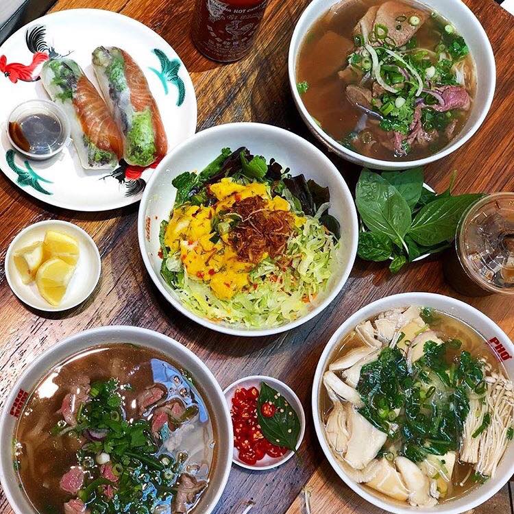 Phờ Nom Collins St