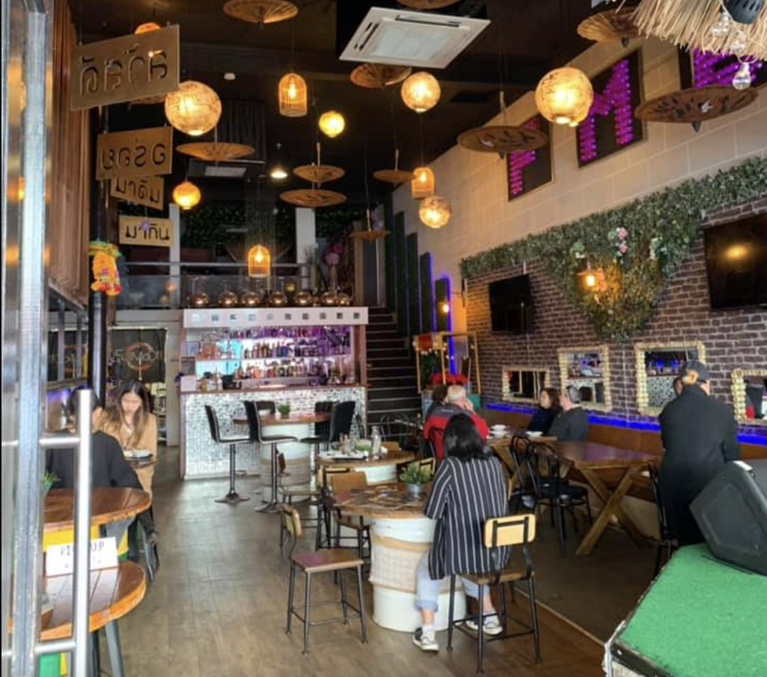 Fullmoon Bar & Restaurant