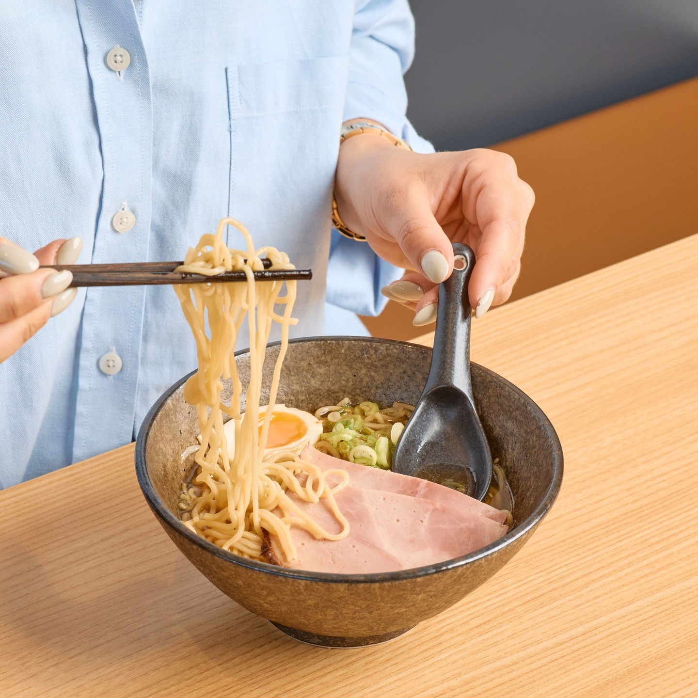 Yuna Cafe & Restaurant