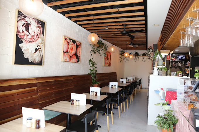 Mr.H Cafe and bar