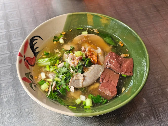 Plaeng Nam Chicken Rice