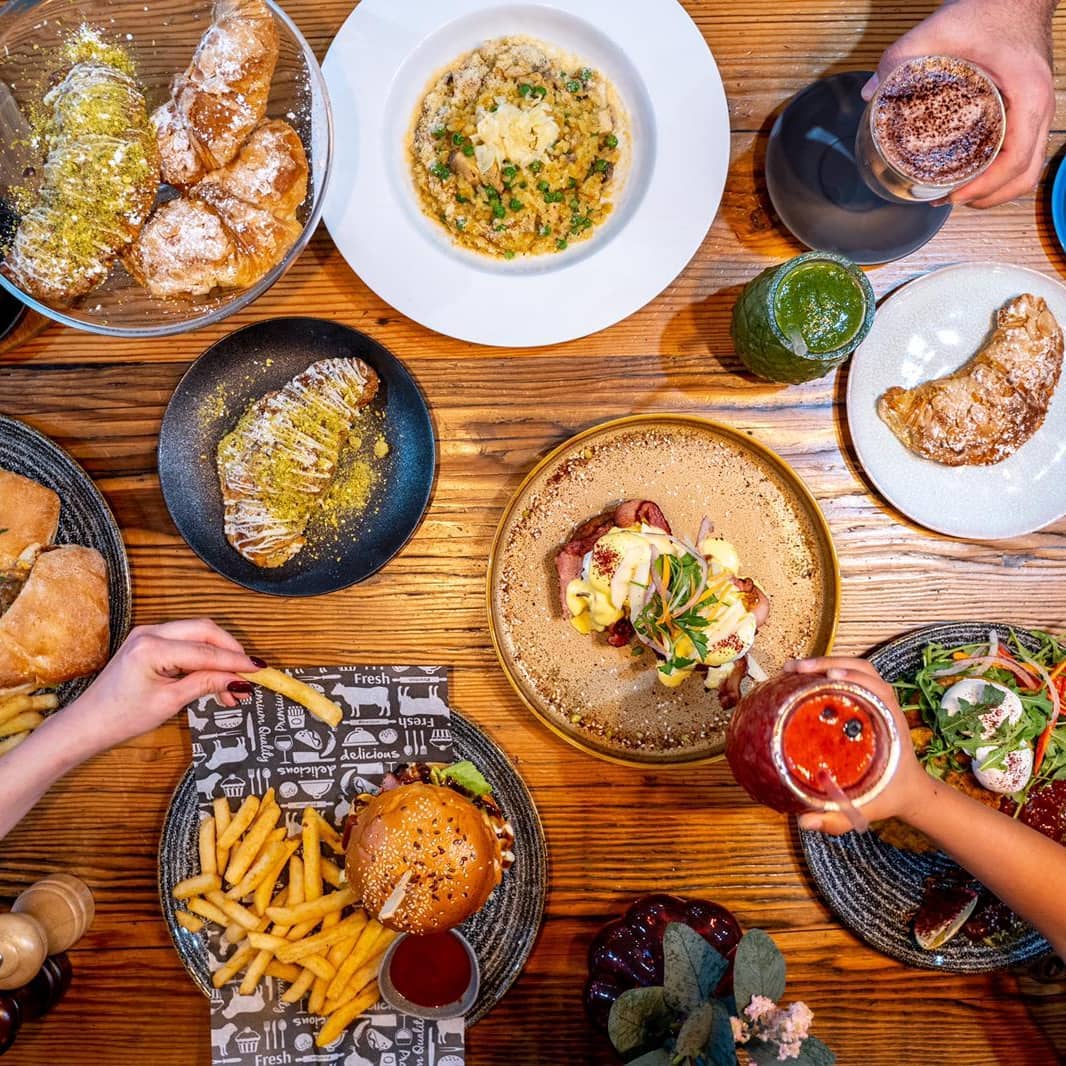 Platters Cafe & Bar