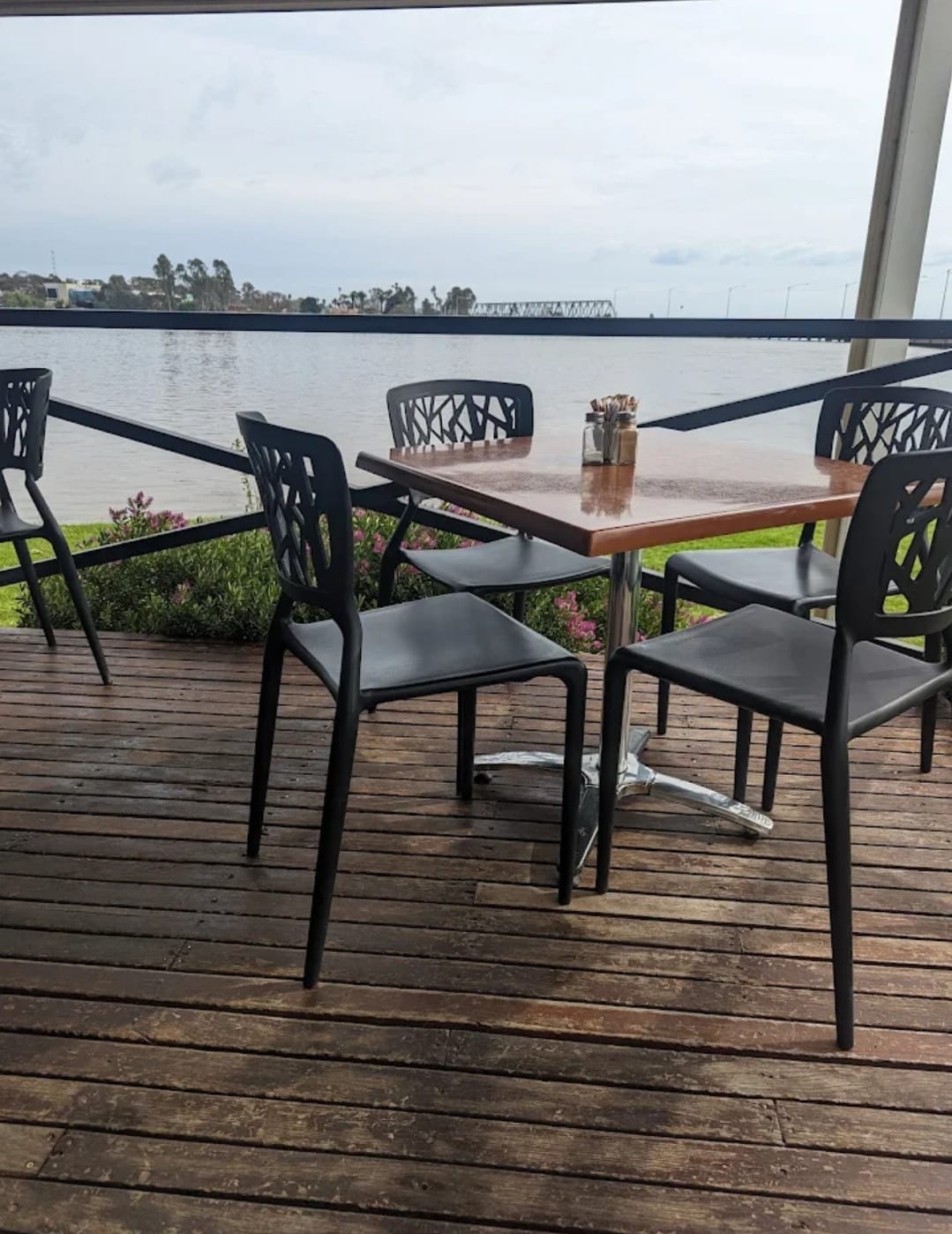 Lake Cafe & Deck