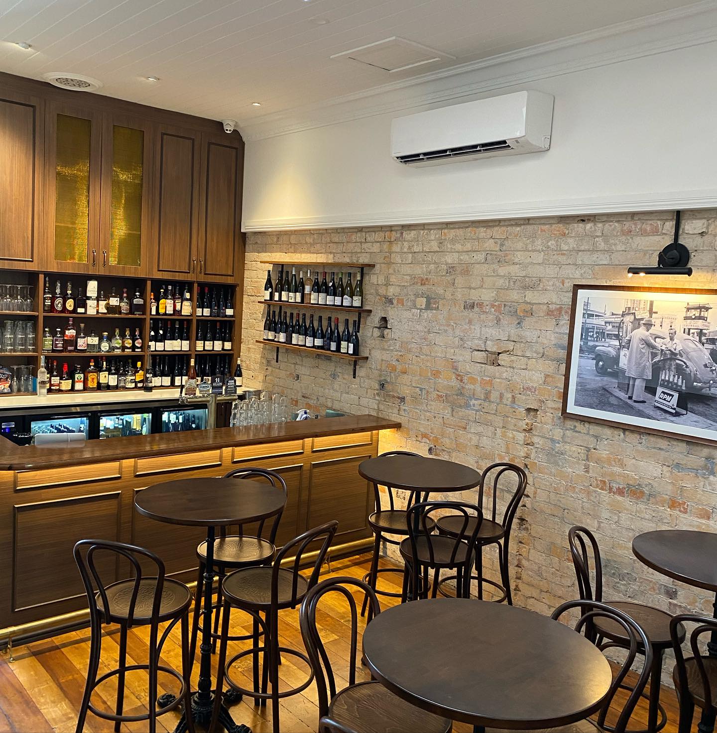 The One Mile Woolloongabba (Sports Bar & Restaurant)