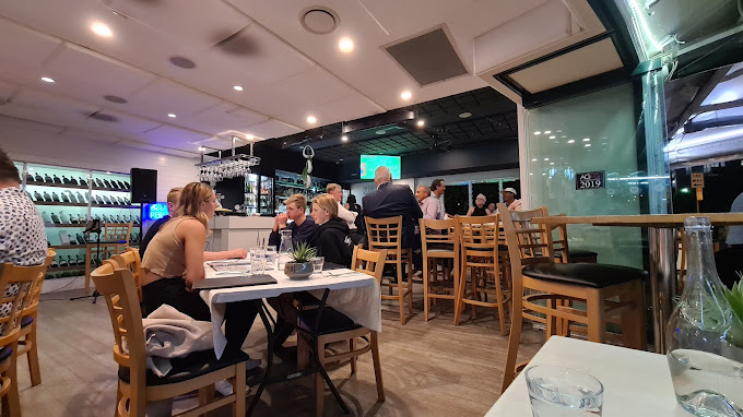 Domanis Cafe Restaurant Bar
