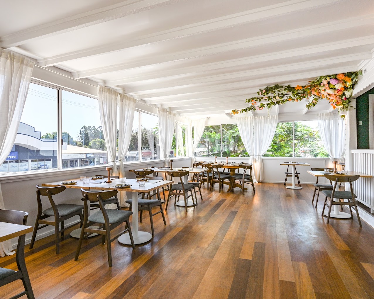 Dee Den Restaurant