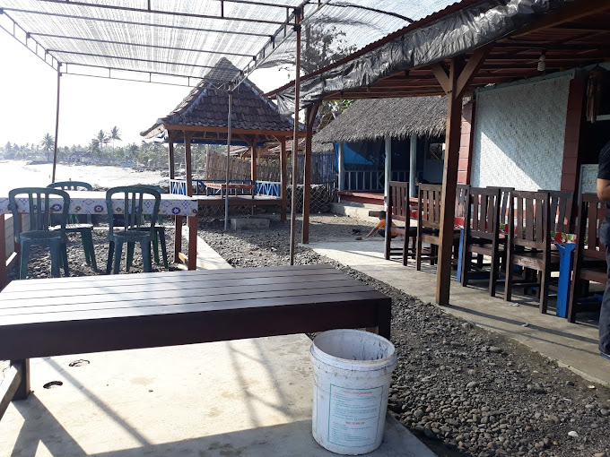 Lesehan Biru Laut