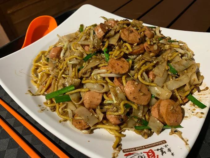 Food Street Fried Kway Teow Mee 美食街炒粿条麵