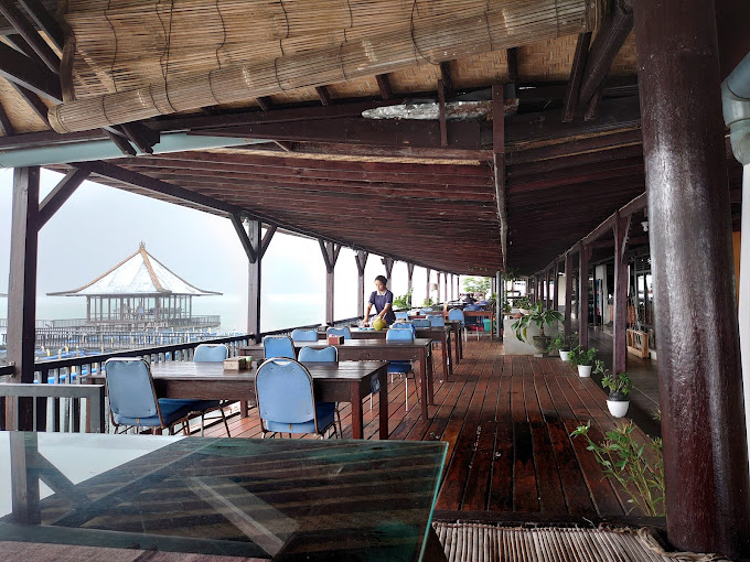 Resto Apung and Bungalow Kedisan RedPartner