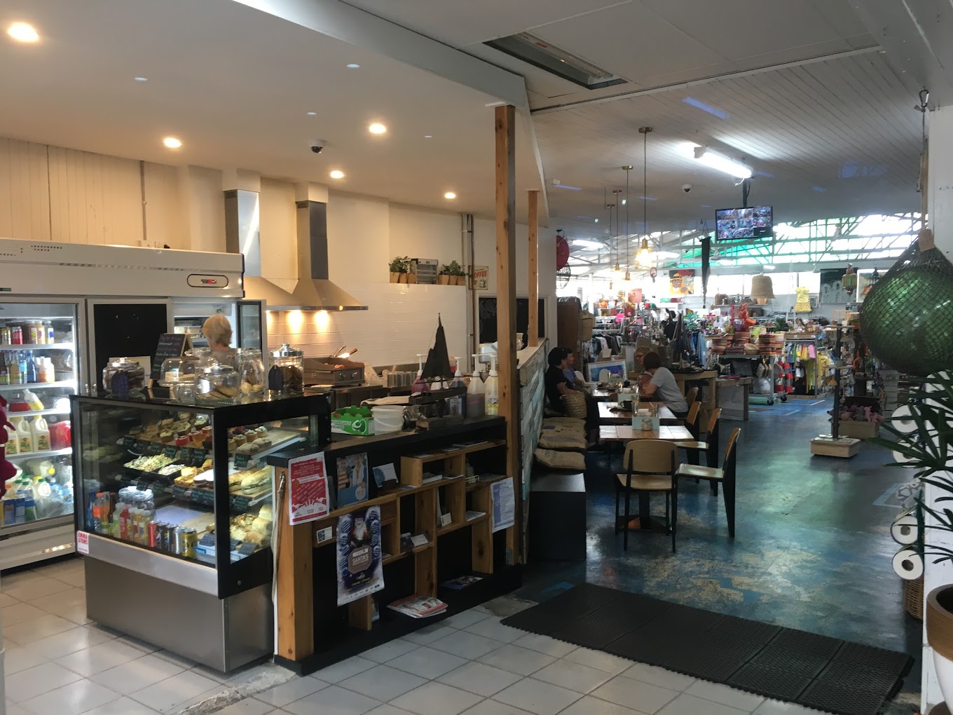 2BusieBees Café