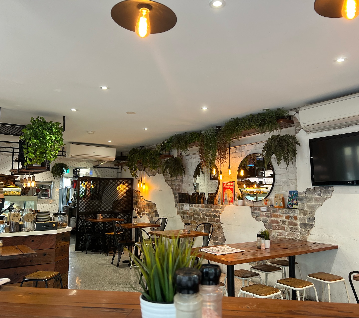 CAV & CO. Cafe