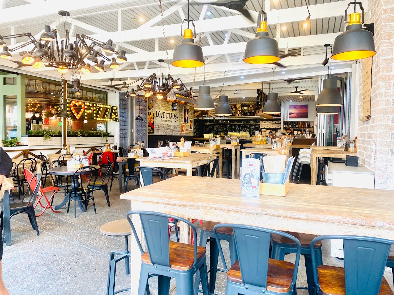 Love Italy Restaurant & Bar - Surfers Paradise Beach
