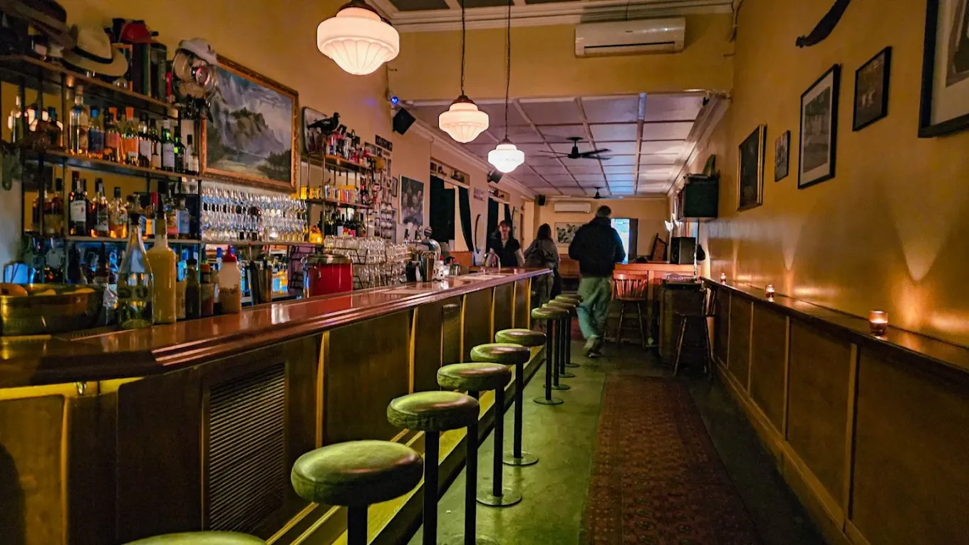 Montys Bar