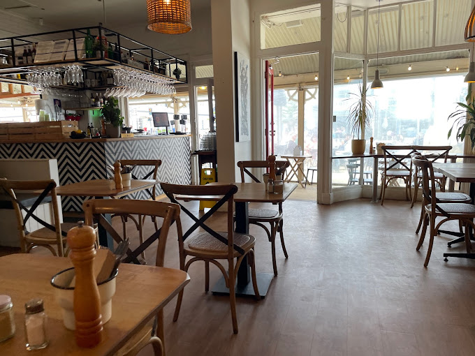 MALOBO Bakery & Terrace Bar