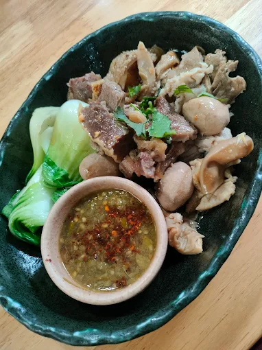 Beef noodles 牛肉面 炖牛肉 street food Jatujak market Thailand