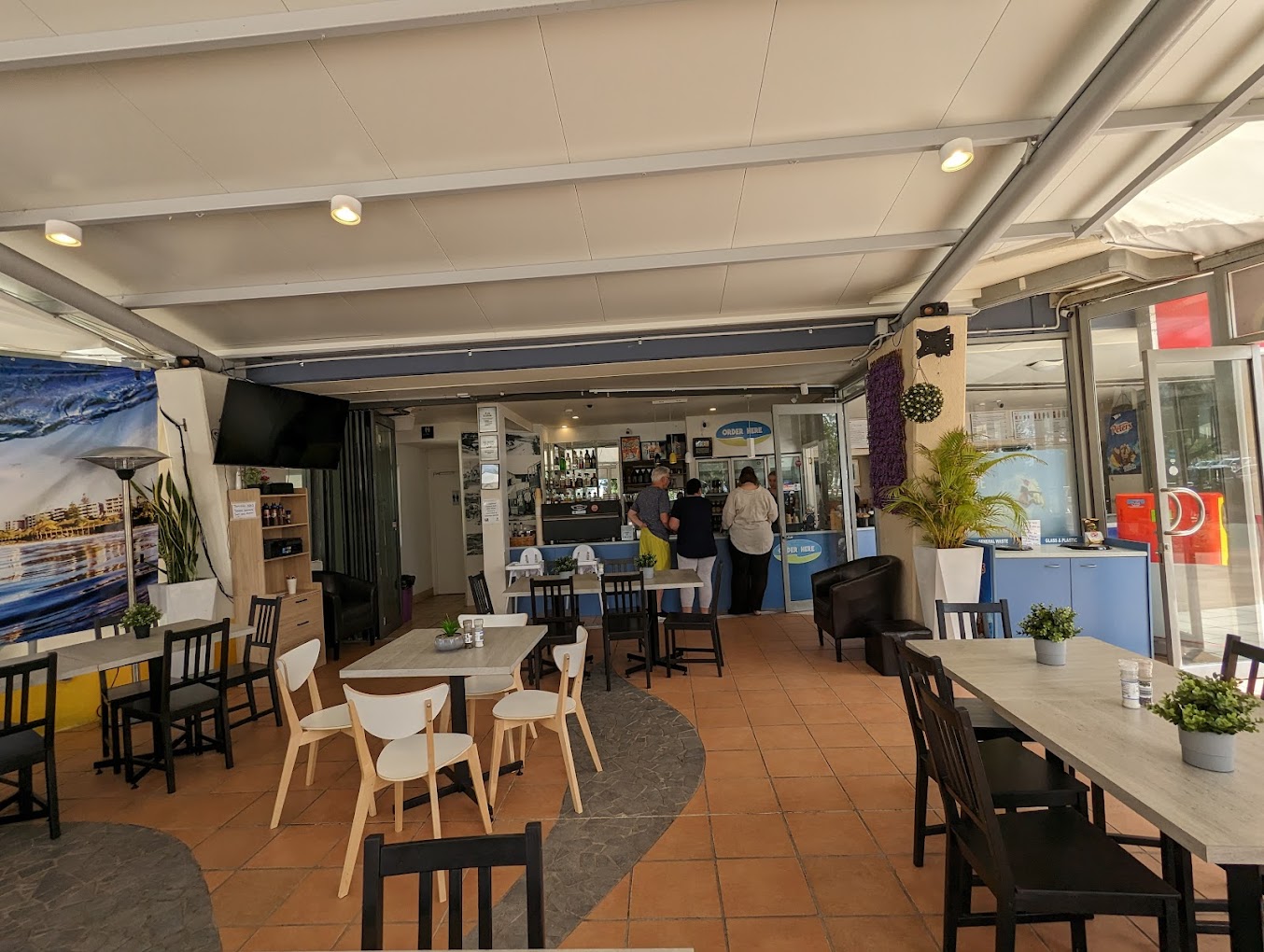 Yeti Restaurant &Bar