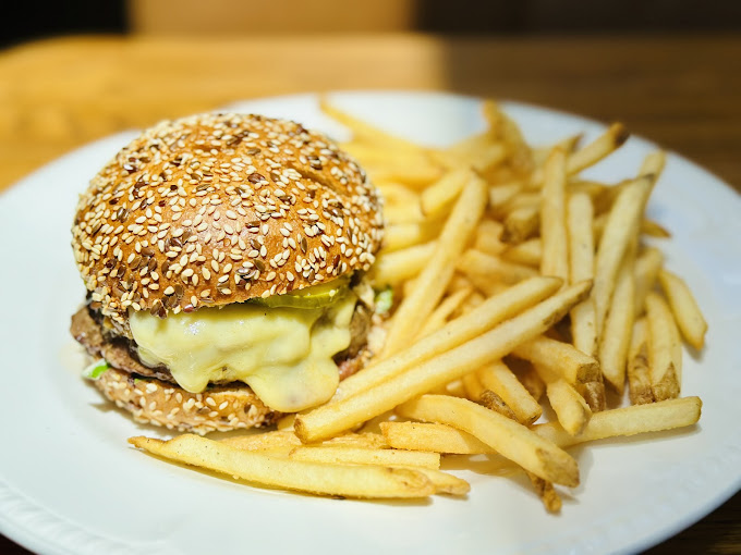 Loulou Bistro, Boulangerie & Traiteur