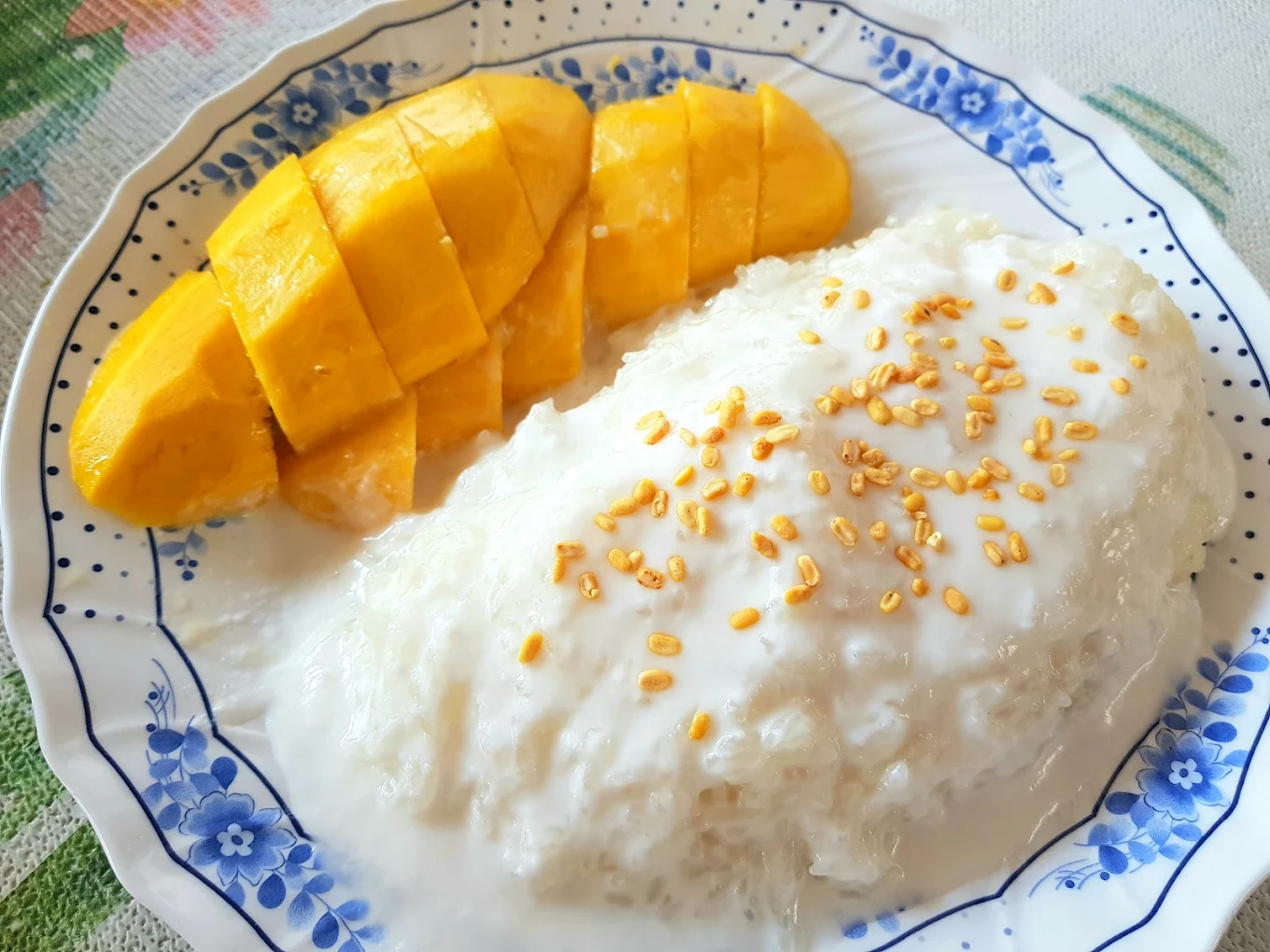 Pa Lek-Pa Yai mango sticky rice (ข้าวเหนียวมะม่วงป้าเล็ก-ป้าใหญ่)