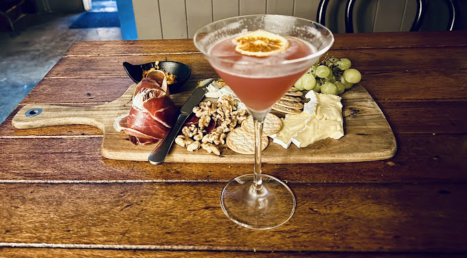 El Ritmo Bar - Gin, Wine, Cocktails & Spirits Of Fine Repute