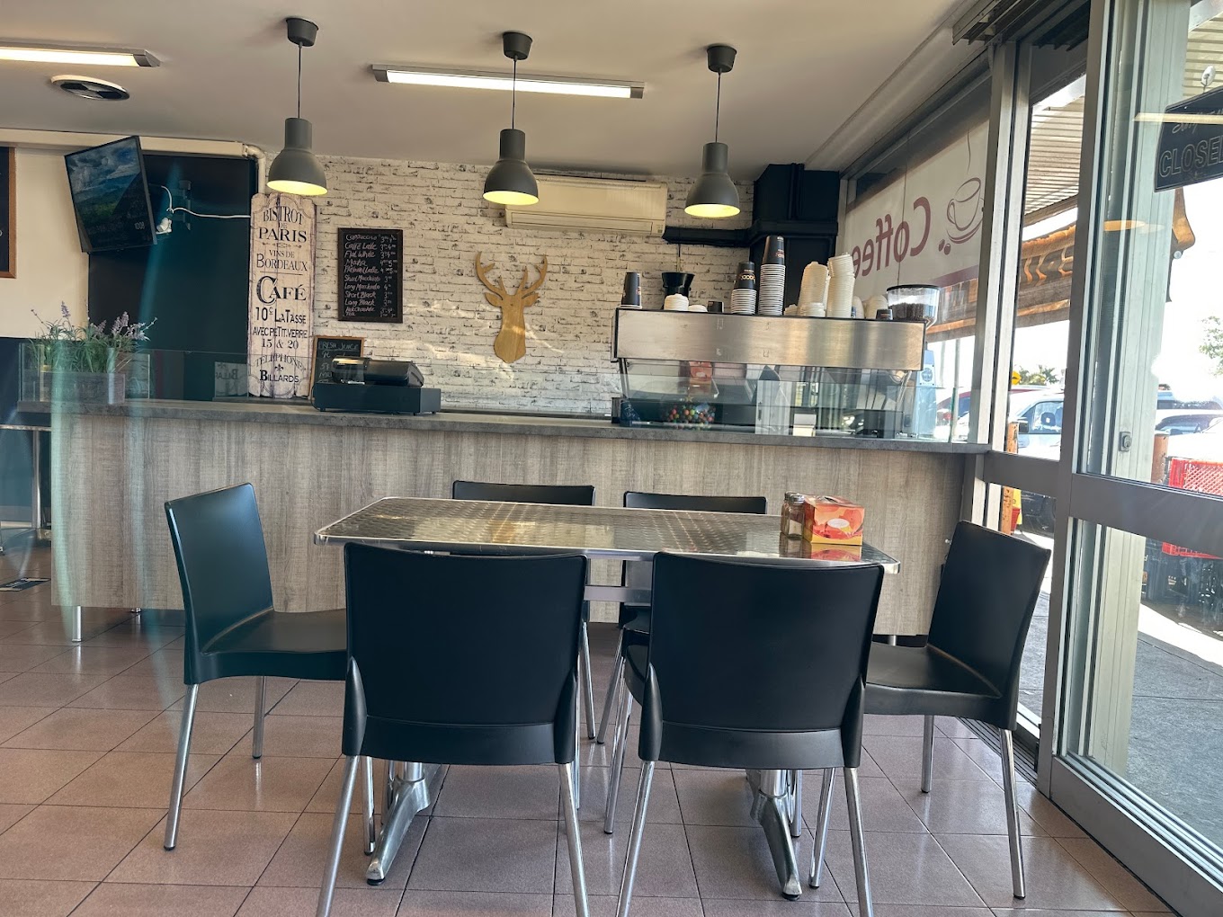 Munoosh Hut - Lebanese Pizzeria