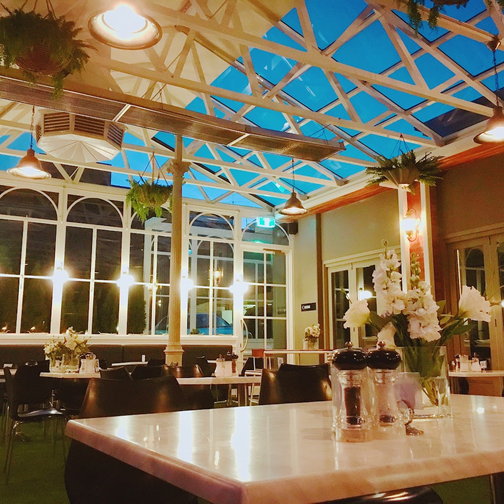 Oscar's Hotel & Cafe Bar