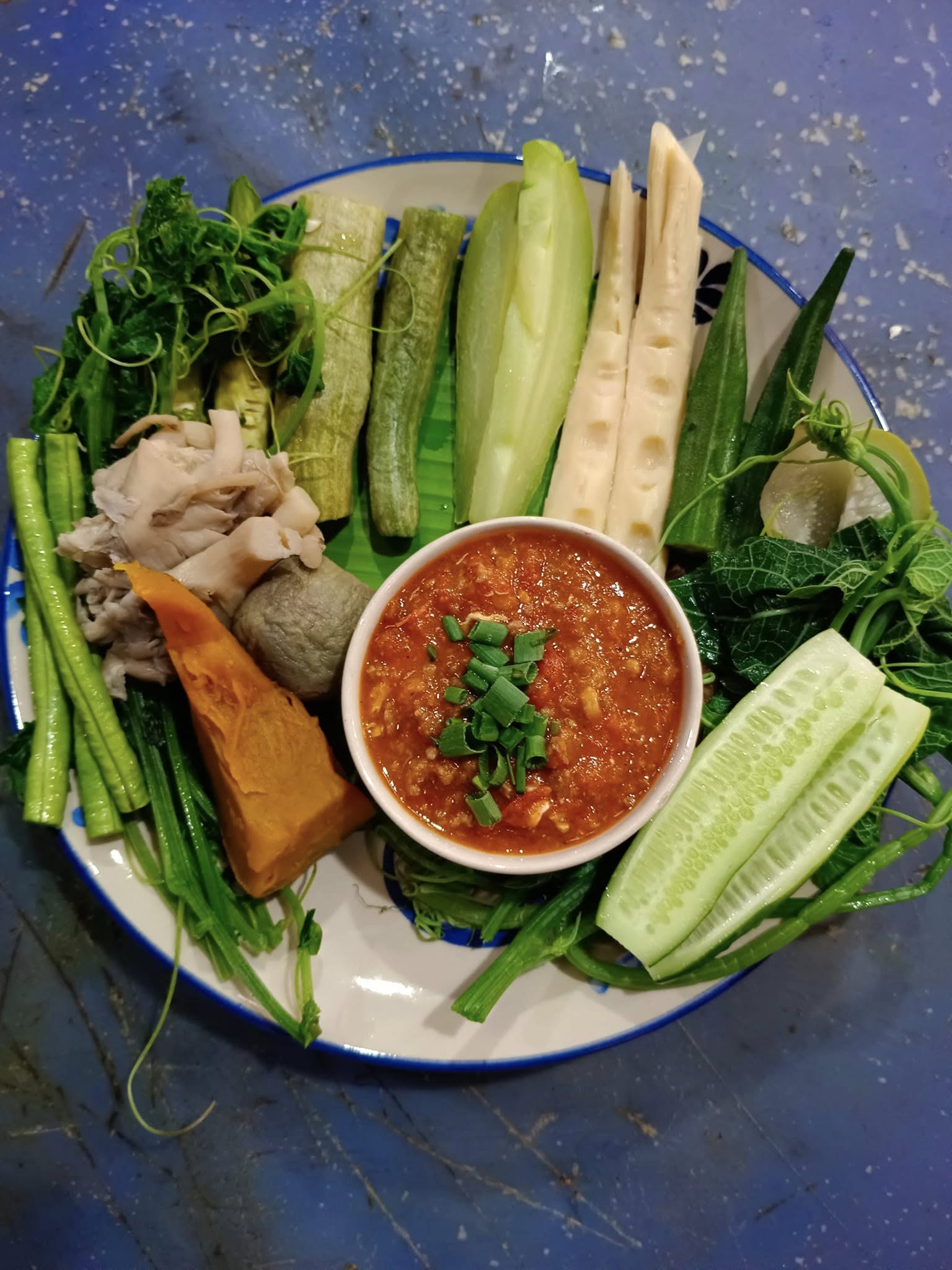Ban Khn Meuxng (บ้านคนเมือง)