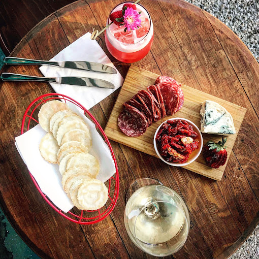El Ritmo Bar - Gin, Wine, Cocktails & Spirits Of Fine Repute