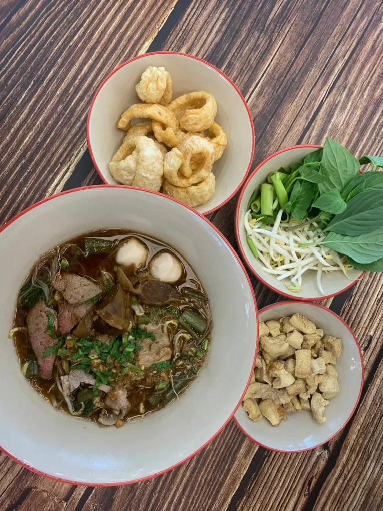 ก๋วยเตี๋ยวเรือแม่พลอย (Mae Ploy Boat Noodles)