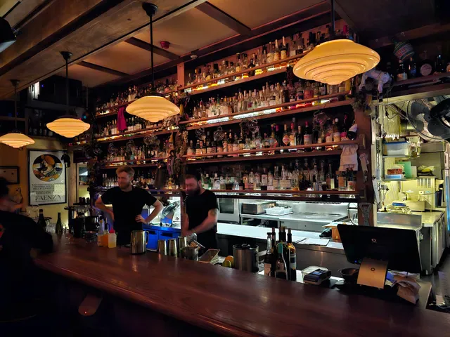Alberto's Lounge