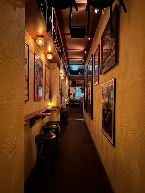Alberto's Lounge