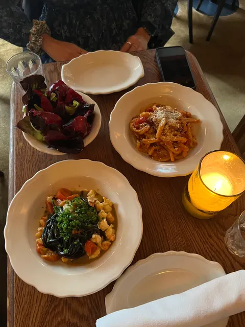 Alberto's Lounge