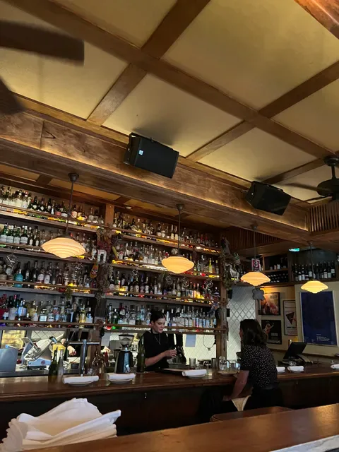 Alberto's Lounge
