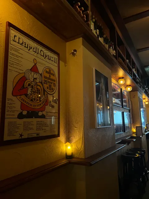Alberto's Lounge