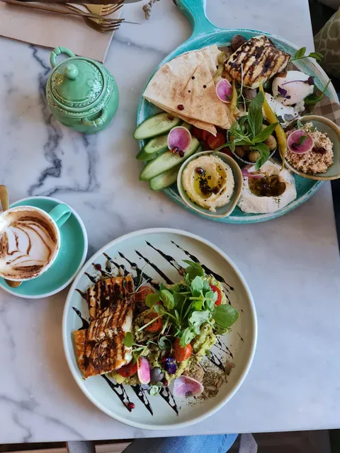 AVOCADO LOUNGE