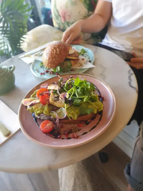 AVOCADO LOUNGE