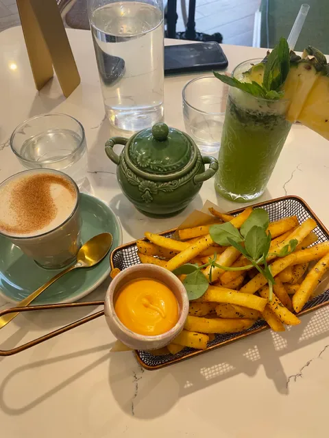 AVOCADO LOUNGE