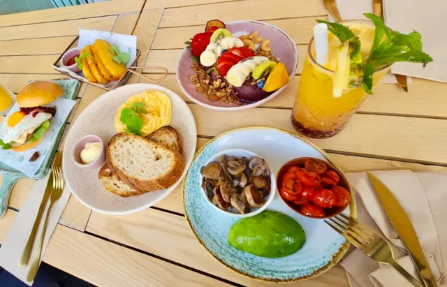 AVOCADO LOUNGE
