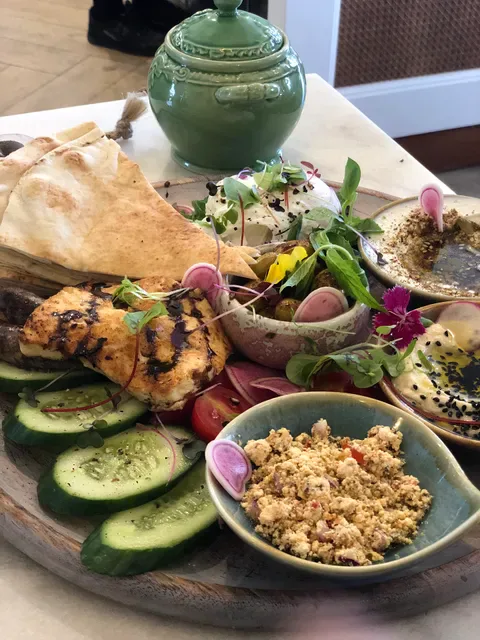 AVOCADO LOUNGE
