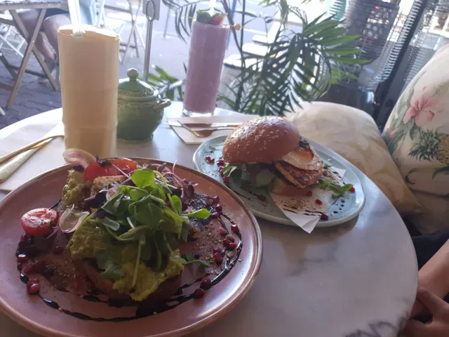 AVOCADO LOUNGE