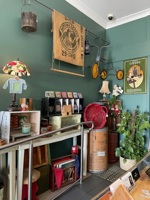 Curl the Whisker Cafe