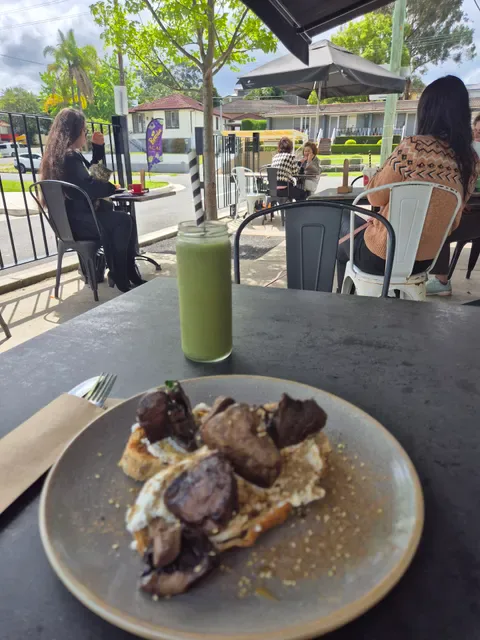 Daisys By The Park - Cafe Dundas